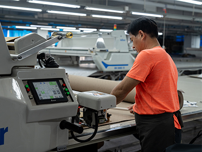 Processo di posa automatica del tessuto per grandi ordini di abbigliamento OEM.